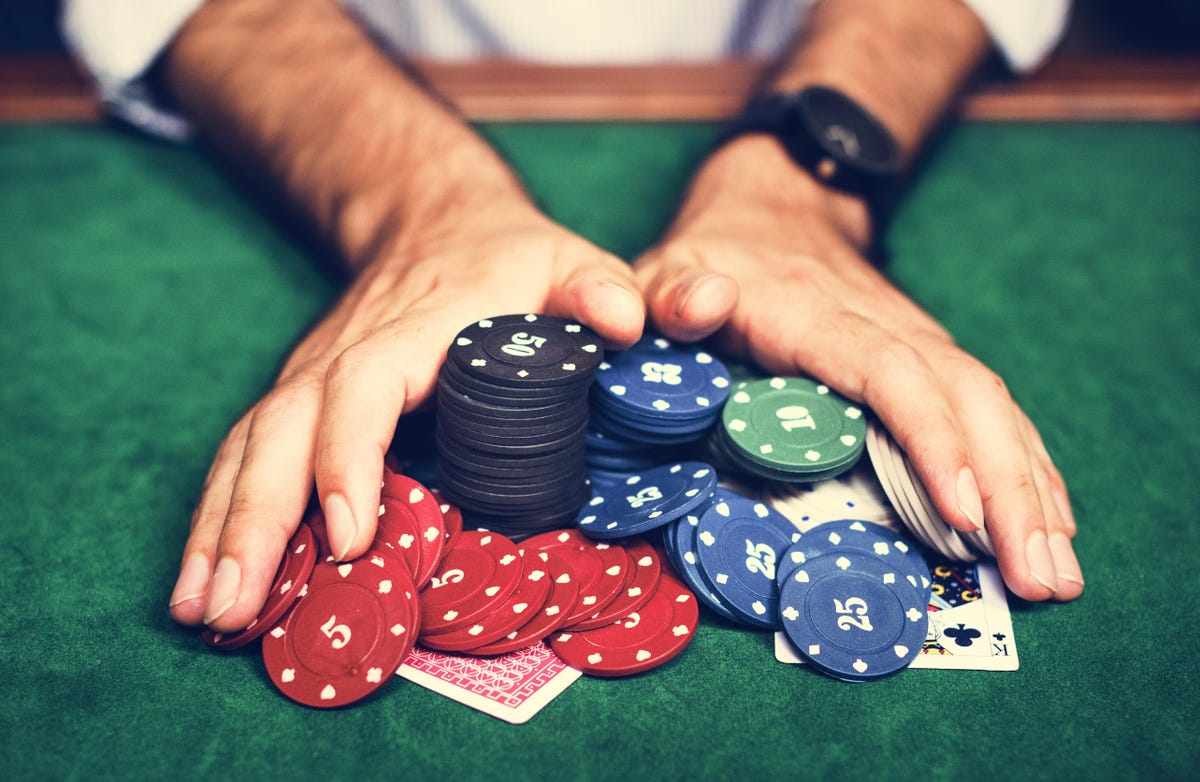 Components of a Decent Online Poker Guide